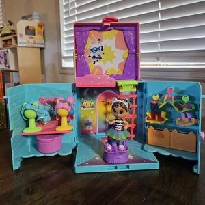 Gabby Dollhouse Dress up closet portable
